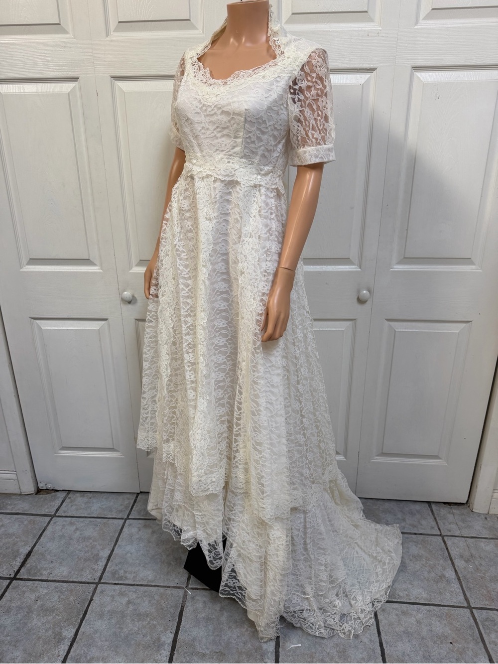 VTG Ivory Lace Bridal Gown Scalloped Neckline Short Sleeves Wedding Dress Sz 12 - Picture 9 of 16